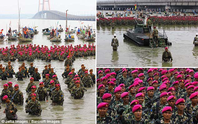 Pasukan Marinir Gelar Upacara di Tepi Laut Peringati Hari Pahlawan